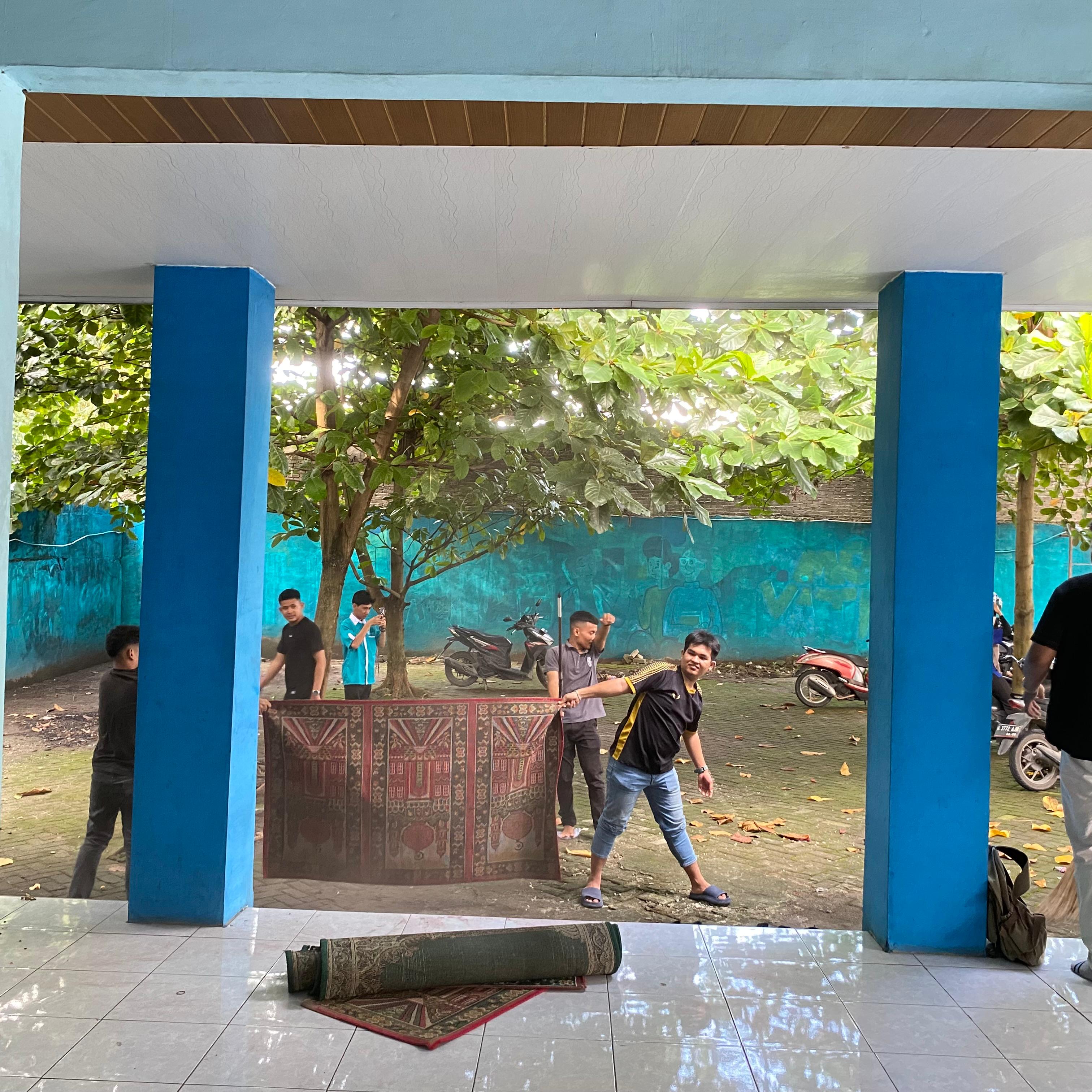 Membersihkan Musholla Kampus